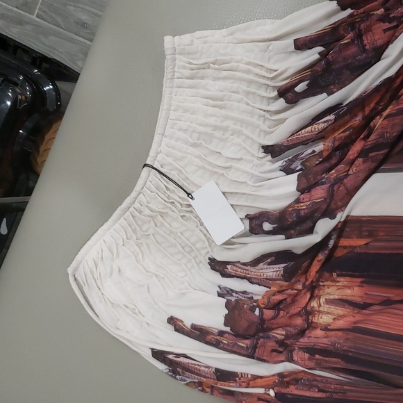 Beautiful Long Flowing Skirt w/ Gorgeous design - Picture 9 of 10